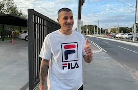 Alan Benítez en el estadio de la Conmebol después de saludar a sus ex compañeros en el primer entrenamiento de Cerro Porteño para la segunda parte de la temporada.