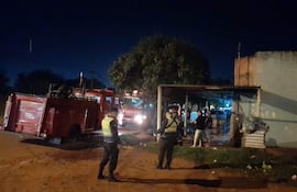 Intervención policial y de bomberos en un local comercial incendiado en Pedro Juan Caballero.