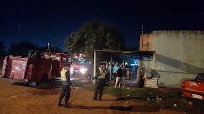 Intervención policial y de bomberos en un local comercial incendiado en Pedro Juan Caballero.