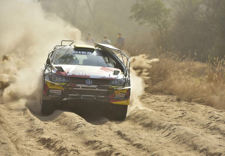  Gustavo Saba y Fernando Mussano culminaron la etapa de ayer en la tercera posición de la general, por detrás de Agustín Alonso Zapag y Augusto Bestard. Los tres pilotos están al mando de sendos WV Polo GTI R5, lo que abre la posibilidad del triunfo de la marca alemana en la general del TCR luego de 28 años.