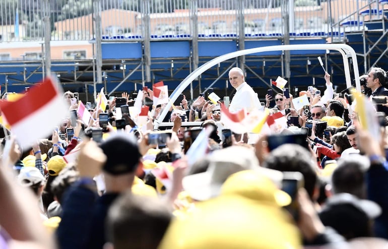 El papa León XIV es recibido con júbilo en Mónaco.