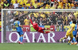 Munich (Germany), 17/06/2024.- Nicolae Stanciu of Romania (R) scores the 1-0 goal against goalkeeper Andriy Lunin (C) of Ukraine during the UEFA EURO 2024 Group E soccer match between Romania and Ukraine, in Munich, Germany, 17 June 2024. (Alemania, Rumanía, Ucrania) EFE/EPA/MOHAMED MESSARA