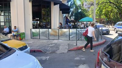 La sucursal de ueno Bank del centro histórico "privatizó" la vereda en la esquina de la esquina de Palma y Nuestra Señora de la Asunción.