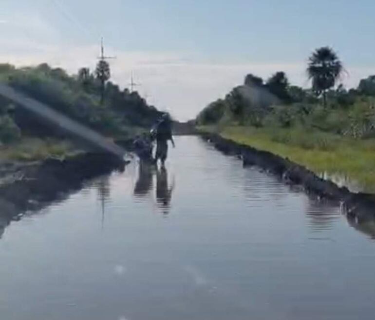 Camino inundado zona de Fuerte Olimpo