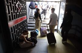 Usuarios del Metro de Madrid abandonan la estación de metro de Tribunal tras registrarse un apagón a nivel peninsular este lunes.