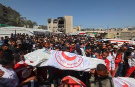 Procesión fúnebre con los cuerpos de los trabajadores humanitarios muertos a manos de las fuerzas israelíes.