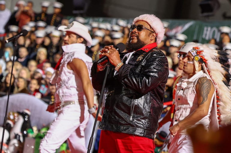 Nicholas Manelick, Victor Willis y Javier Perez de Village People durante una actuación en el año 2023.