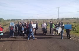 Los padres de familia de la escuela Dr. Raúl Peña exigen la reposición de un rubro para una docente del 1º grado
