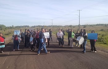 Los padres de familia de la escuela Dr. Raúl Peña exigen la reposición de un rubro para una docente del 1º grado