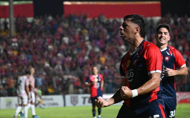 Blas Riveros, jugador de Cerro Porteño, celebra un gol en el partido ante Sportivo San Lorenzo por la segunda fecha del torneo Apertura 2026 de la Primera División de Paraguay en el estadio Erico Galeano, en Asunción, Paraguay.
