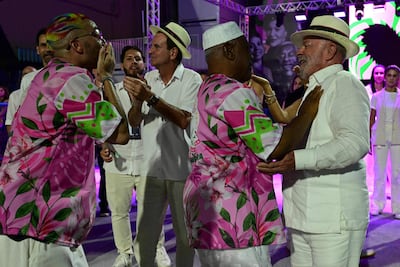 El presidente de Brasil, Luiz Inacio Lula da Silva (d) y el alcalde de Río de Janeiro, Eduardo Paes (2do de lzq.) junto a la escuela de samba Mangueira en la apertura de los carnavales en el sambódromo Marques de Sapucai.