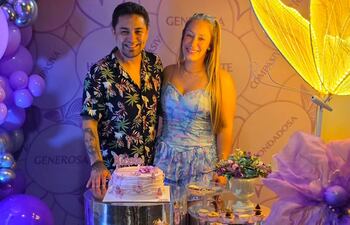La cumpleañera Nicole Sautu con su esposo Víctor Gavilán.