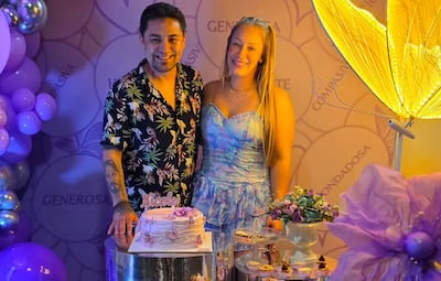 La cumpleañera Nicole Sautu con su esposo Víctor Gavilán.