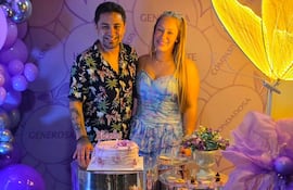 La cumpleañera Nicole Sautu con su esposo Víctor Gavilán.