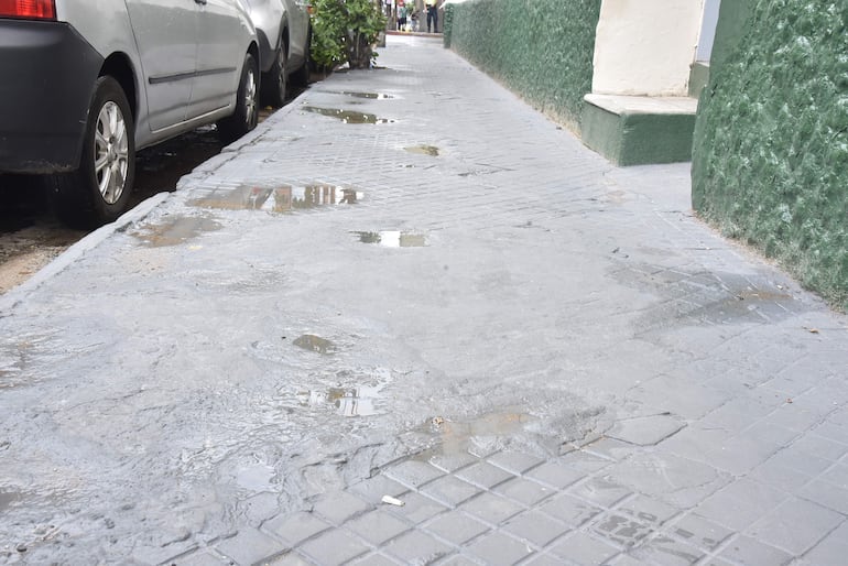 La vereda fue pintada por el MEC, pero sin reparaciones.