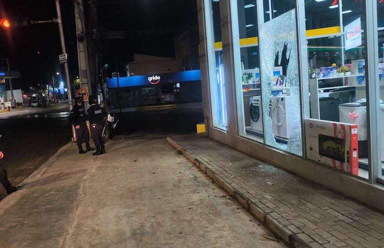 Ladrones atracan casa comercial en Villa Elisa y se alzan con celulares de alta gama - Policiales