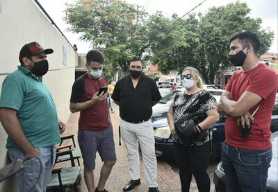 Familiares y conductores de Uber exigen justicia para el conductor de la aplicación baleado por policías.