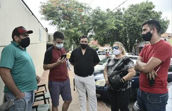 Familiares y conductores de Uber exigen justicia para el conductor de la aplicación baleado por policías.