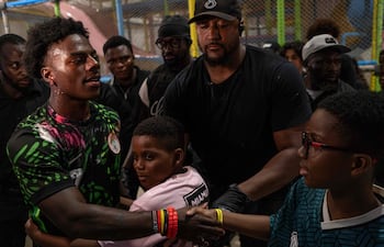 El youtuber y streamer estadounidense Darren Jason Watkins Jr., más conocido como IShowSpeed (izq.), es abrazado por un joven admirador durante un evento en el centro comercial Admiralty Mall, en Lagos, el 21 de enero de 2026.