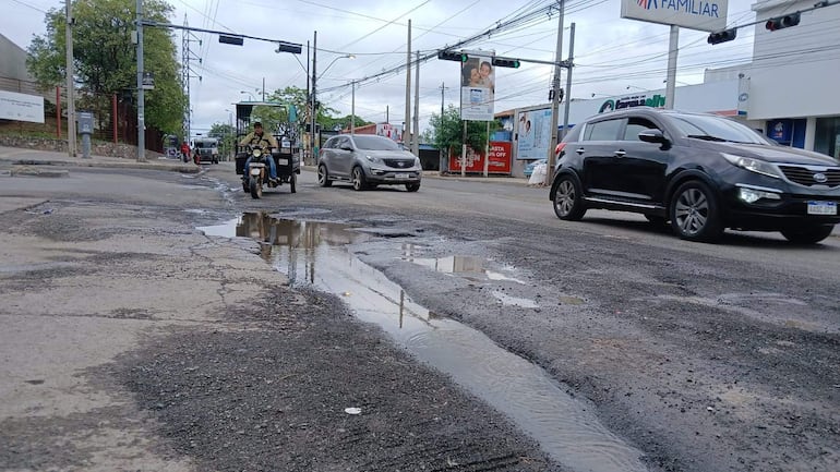 Avenida Artigas empeora y la millonaria obra “llave en mano” del MOPC sigue sin licitarse Avenida Artigas empeora y la millonaria obra “llave en mano” del MOPC sigue sin licitarse