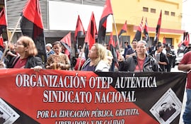 Organizacion OTEP AUTENTICA SE MANIFIESTA frente al Ministerio de Educación y cultura