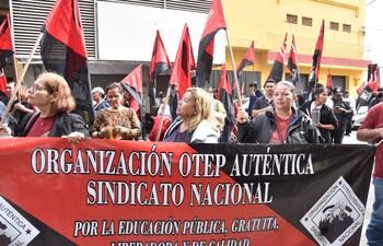 Organizacion OTEP AUTENTICA SE MANIFIESTA frente al Ministerio de Educación y cultura