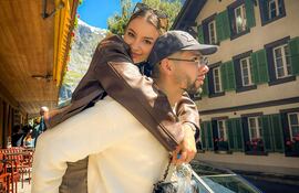 Los enamorados Julio Enciso y Melissa Cardona paseando por Suiza.
