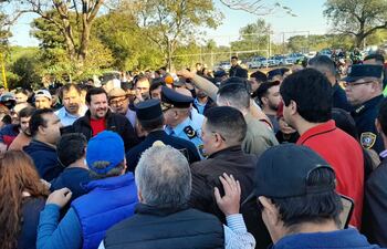 Un enfrentamiento entre vecinos de los barrios San Ramón (Capiatá) y La Lomita II (Ñemby) derivó en gritos y golpes este viernes, durante una jornada de servicios gratuitos organizada en una zona en disputa entre ambas ciudades.