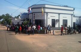 Beneficiarios del programa Tekopora esperando por el cobro mensual. (Archivo).