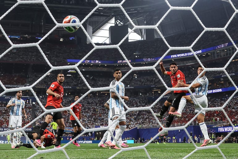Cabezazo de Yasser Ibrahim al ganar el duelo aéreo a Lisandro Martínez para establecer el 1-0 en Atlanta.