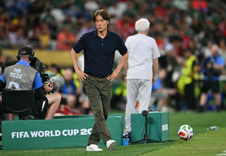 El director técnico de Corea del Sur, Hong Myung-bo, reacciona durante el partido de fútbol del Grupo A del Mundial 2026 entre Sudáfrica y Corea del Sur en el Estadio de Monterrey, en Guadalupe, México.