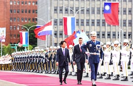 El presidente de Taiwán, Lai Ching-te (izquierda), y el presidente de Paraguay, Santiago Peña Palacios, pasan revista a la guardia de honor durante una ceremonia de bienvenida frente al edificio presidencial en Taipéi el 8 de mayo de 2026.