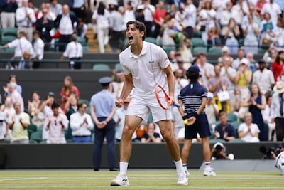 Taylor Harry Fritz (28 años) festeja la victoria alcanzada sobre Alexander Bublik en tres mangas.