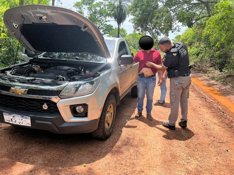 Alder Luis Rodas de 31años y Marcelino Carballo Arce de 26 años, detenidos por agentes de la Senad en un control en la Compañía Capitán Giménez, distrito de Concepción, de quienes incautaron armas y más de G. 70 millones.