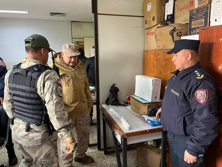 Los agentes hallaron un objeto descrito preliminarmente como posible dinamita en gel.