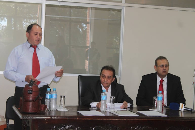 En 2017 Erico Galeano participaba en la sesión de la Junta Municipal de Capiatá presidida entonces por Javier Trinidad Salinas (PLRA).