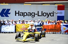 Directivos y colaboradores de Pechugon celebran este anuncio.