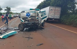 Un choque frontal entre una ambulancia y una camioneta dejó tres fallecidos y varios heridos sobre la Ruta PY07.
