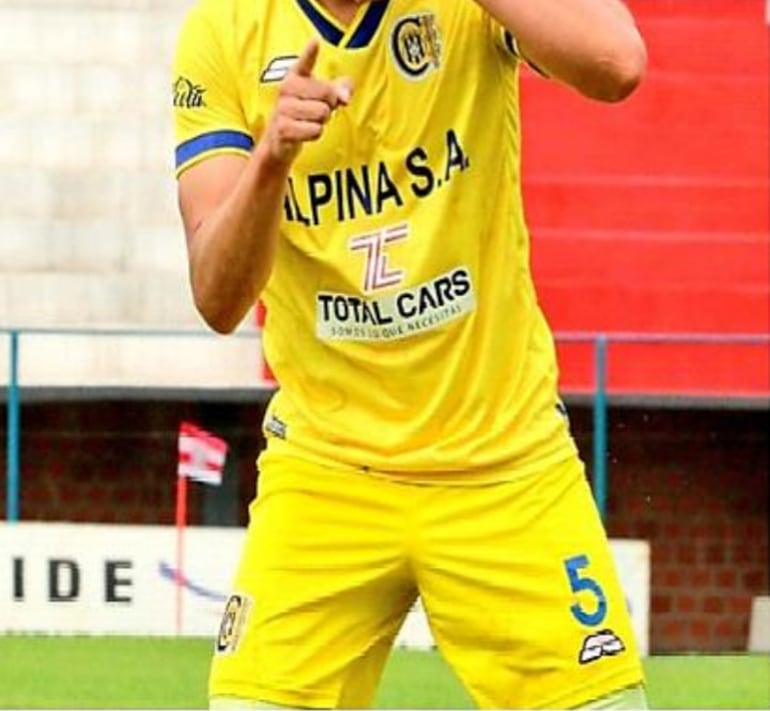 Las publicidades de las firmas "Total Cars" y "Alpina SA", estampadas en 2021, en la camiseta del Departivo Capiatá.