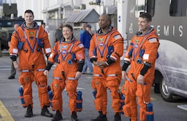 De izquierda a derecha, el astronauta de la Agencia Espacial Canadiense (CSA), Jeremy Hansen; la especialista de misión Christina Koch; el piloto Victor Glover,y el comandante Reid Wiseman posando al salir del Edificio de Operaciones y Verificación Neil A. Armstrong en el Centro Espacial Kennedy en Cabo Cañaveral (Estados Unidos).