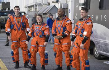 De izquierda a derecha, el astronauta de la Agencia Espacial Canadiense (CSA), Jeremy Hansen; la especialista de misión Christina Koch; el piloto Victor Glover,y el comandante Reid Wiseman posando al salir del Edificio de Operaciones y Verificación Neil A. Armstrong en el Centro Espacial Kennedy en Cabo Cañaveral (Estados Unidos).