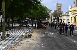 Estudiantes de visita caminan por las calles, porque las veredas en zona del Congreso Nacional no se han terminado de arreglar.
