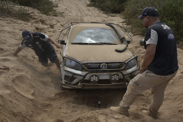 El auto de recorrida de Sebastián Martínez y Alejandro Álvarez, piloto y copiloto del ARD Competición, trancados en una subida del tramo de la Picada Histórica del Rally del Chaco 2026.