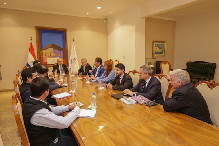 Reunión de ministros  de la Justicia Electoral con las nuevas autoridades del Partido Liberal Radical Auténtico (PLRA). Foto: Justicia Electoral /Facebook
