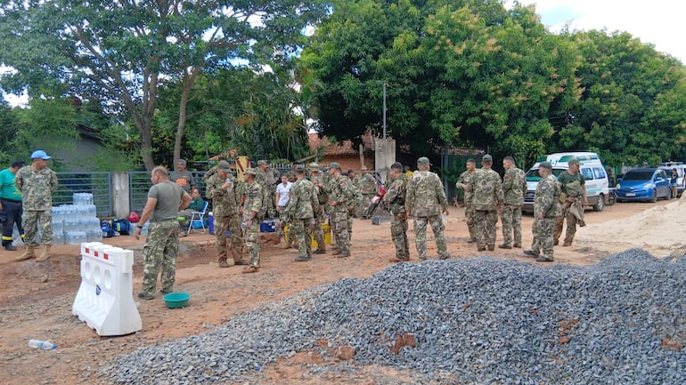 Un importante contingente de efectivos militares se encuentra trabajando en el operativo de búsqueda.