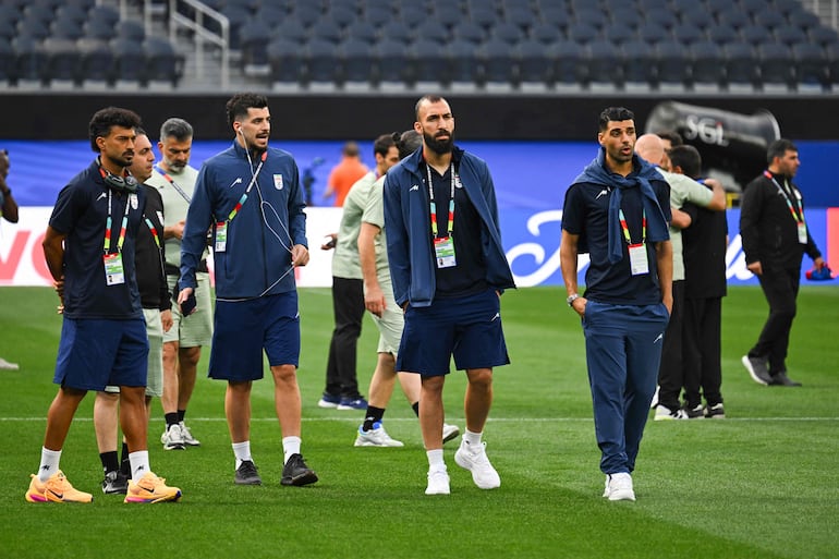 Ramin Rezaeian, Saeid Ezatolahi, Roozbeh Cheshmi y Mehdi Taremi caminan por el campo de juego después de la conferencia de prensa en el Los Angeles Stadium en Inglewood, en la víspera del partido de fútbol del Mundial 2026 entre Irán y Nueva Zelanda.