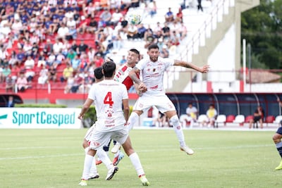 Duelo aéreo entre Tobías Castellano y Emmanuel Morales, durante el partido de este sábado en Villa Hayes.