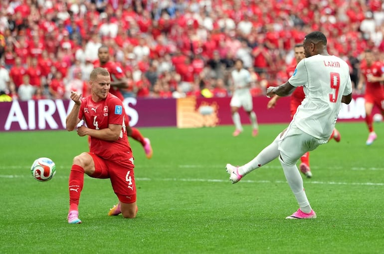 Nico Elvedi se impone al disparo del atacante canadiense Cyle Larin. 