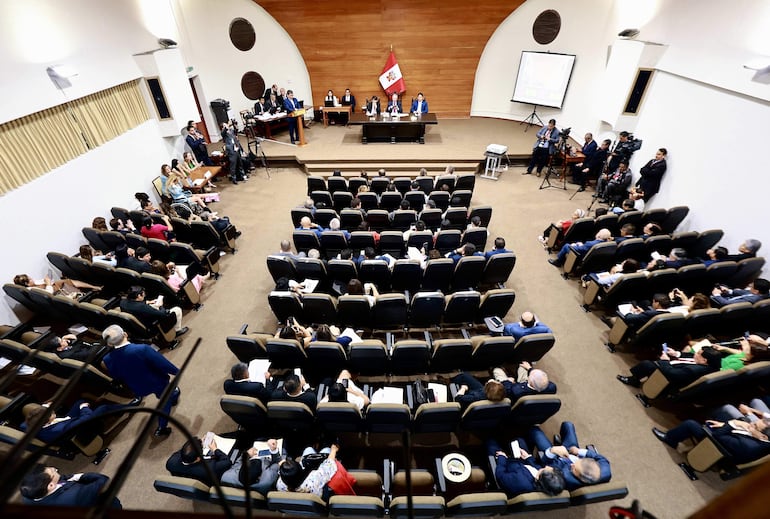 Congreso de Perú que muestra al presidente del Congreso Fernando Rospigliosi (c) durante una sesión extraordinaria, en Lima (Perú). 
