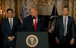 Captura de video tomada de una transmisión de La Casa Blanca del presidente de Estados Unidos, Donald Trump (c), durante un anuncio junto al secretario de Estado, Marco Rubio (i), y el secretario de Guerra, Peter Hegseth, este lunes, desde Palm Beach, Florida (EE.UU.). EFE/ La Casa Blanca